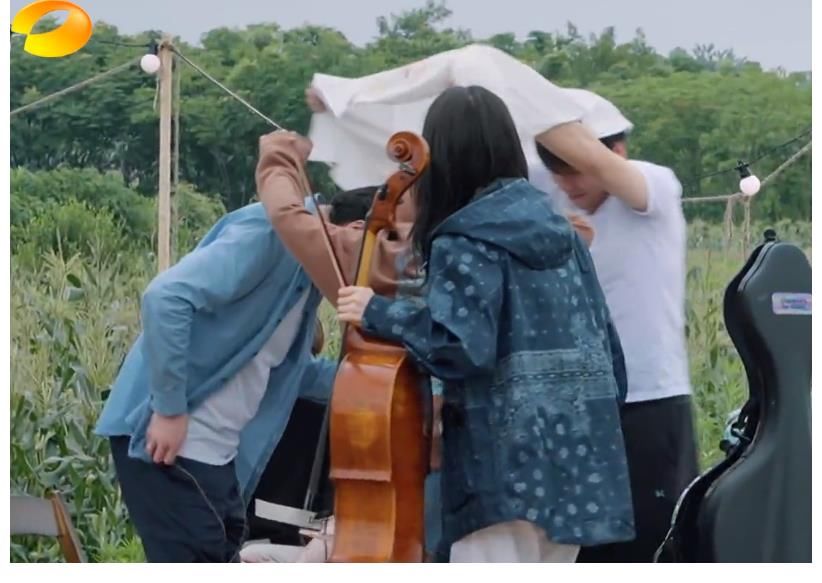 吕思清|彭昱畅脱衣服护着不让雨淋湿,吕思清的小提琴有多名贵?