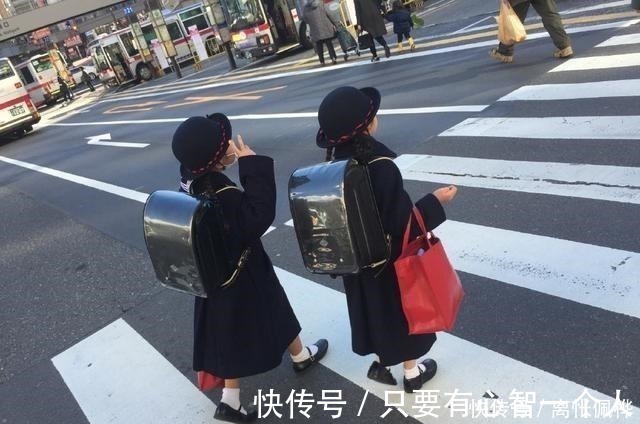 早睡早起|小学生迟到急速奔跑,监控只拍到残影只要够快,监控就拍不到我