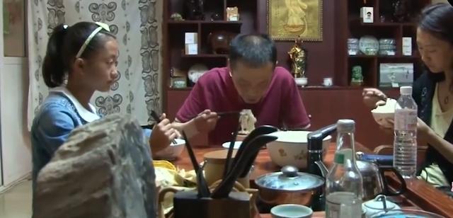 浓妆|《变形计》“神仙妹妹”梁小友高二辍学后成网红,浓妆直播惹众议