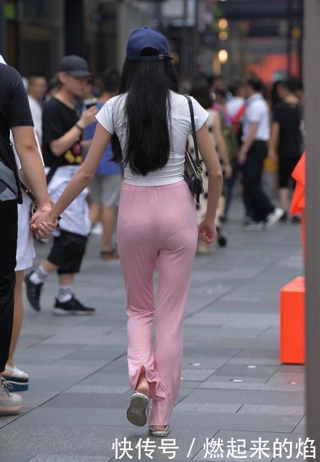 纯白色T恤搭配粉色针织裤,休闲时髦又减龄,更显少女气场