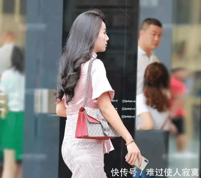 街拍追求时尚的正确做法，不是素面朝天，也不是浓妆艳抹！