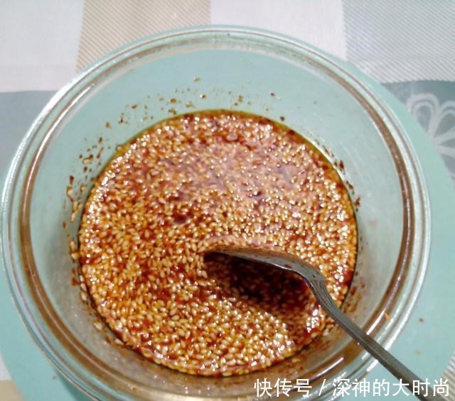 简易辣椒油,香辣好吃,做法也很简单!