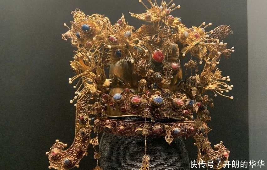 都说凤冠美,到底是古代的凤冠实物美,还是古装剧里的更美
