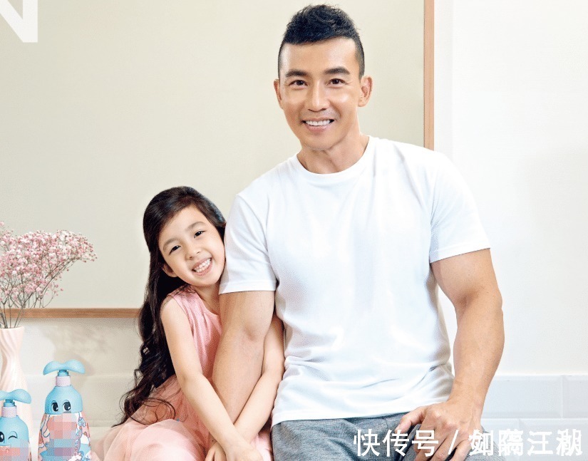 女儿|刘畊宏女儿五官长开,7岁小泡芙“月牙眼”太抢镜,小萌娃无疑了