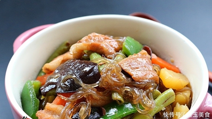 此菜,家人三天两头就想吃,食材丰富一锅出,又香又滑营养足