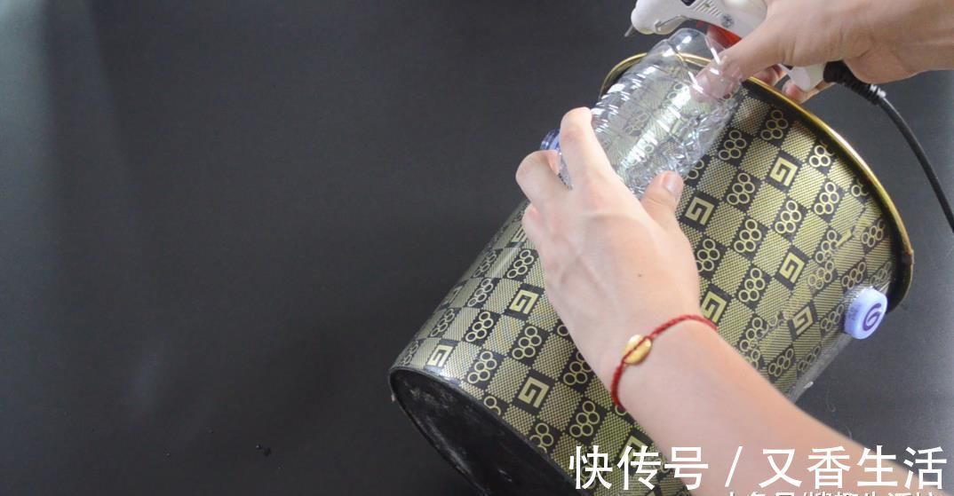 垃圾桶上粘一个塑料瓶, 一年还能帮家里省不少钱, 可惜知道的人不多