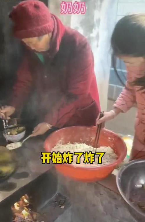 奶奶炸丸子仨孙女围着锅台吃，炸的没有吃的快，忙活了个“寂寞”