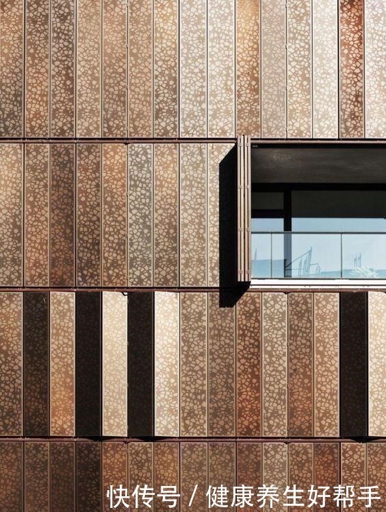 物业|打开是阳台,关上就是一面墙,外国小区整栋楼装隐形阳台太漂亮了!