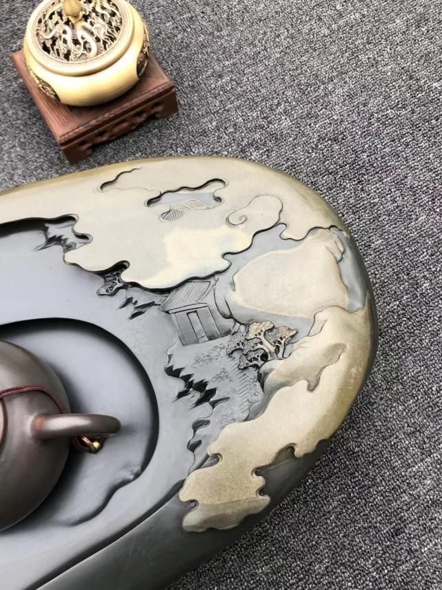 远景！籽料+金皮包裹的石头，用刀刻上山水画后，还能做成这样的茶盘？