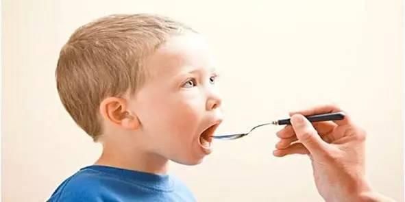 母乳|宝宝喂养的四个阶段 奶粉应该怎么冲？很多宝妈都弄错方法了