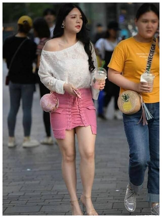 裙身|街拍美女：微胖女生的半身短裙穿搭示范，时髦个性舒适，值得借鉴