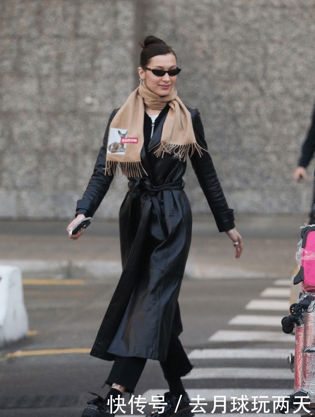 飙升|女人秋冬穿大衣时,建议这样“系围巾”,能让你时髦感飙升