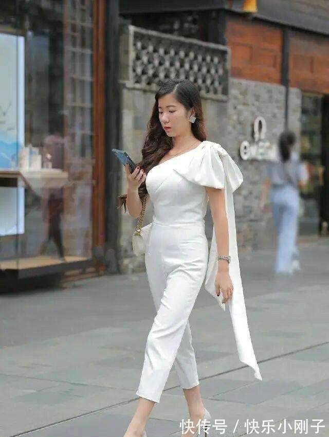 时尚 青春时尚的瑜伽裤装扮，成熟风范带来雍容的气质，搭配轻松