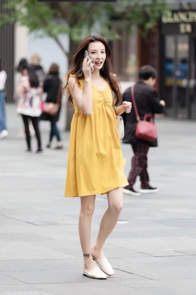 街拍:清新时尚的小姐姐,身穿个性裙潇洒大方,轻松秀出曼妙身姿