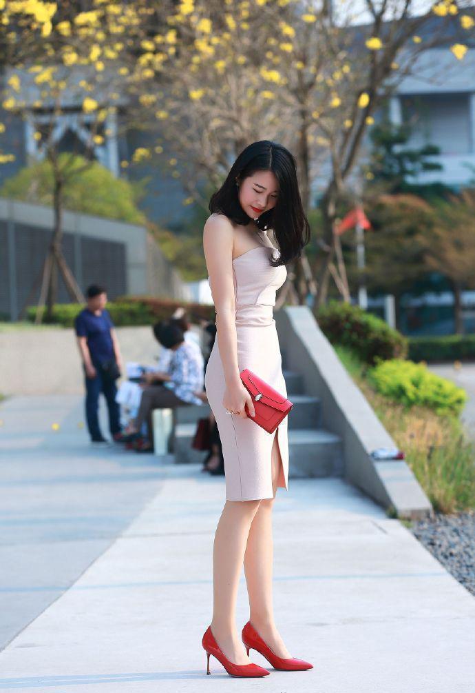 身材|街拍身材高挑的美女,肌肤白皙动人,长相清秀又美丽