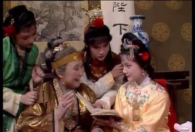 小姐们#刘姥姥的情商有多高?贾母一句话,她秒懂薛宝钗在贾府的位置