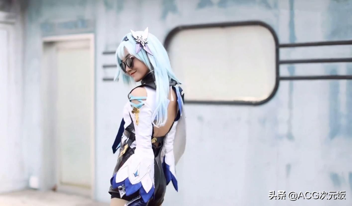 二创|B站上的官方号COS原神芭芭拉,客服小姐姐换泳装!玩家:想被踩