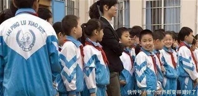 小学生穿上校服都一个样？老师：不是！“穷孩子”一眼就能找到