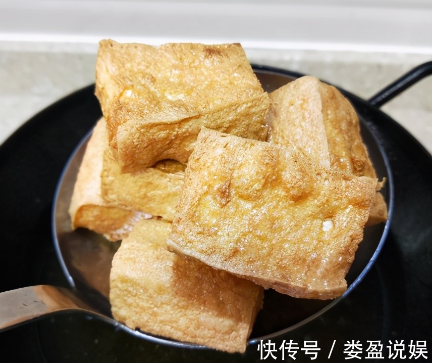 吸油|做炸豆腐时，直接下锅炸是大错！学会多做一步，豆腐酥香吸油少