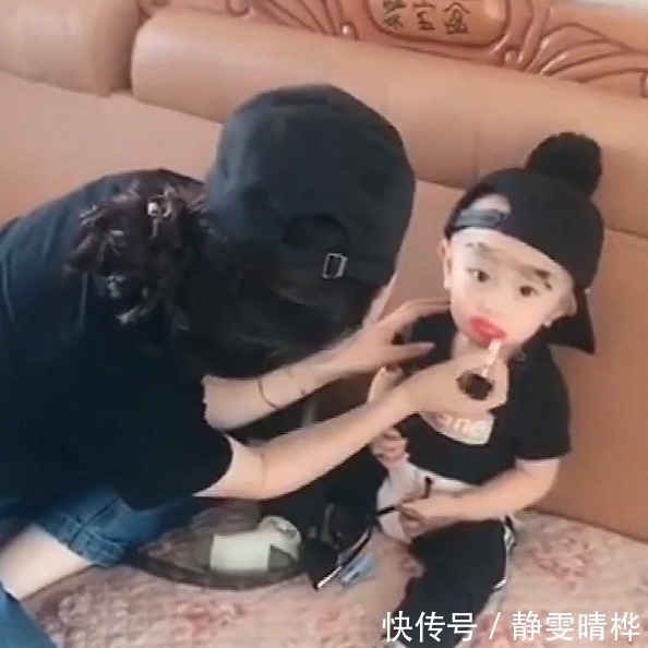 妈妈|亲姐弟相差20岁,看见儿子被女儿扮成“最靓的崽”,妈妈后悔了