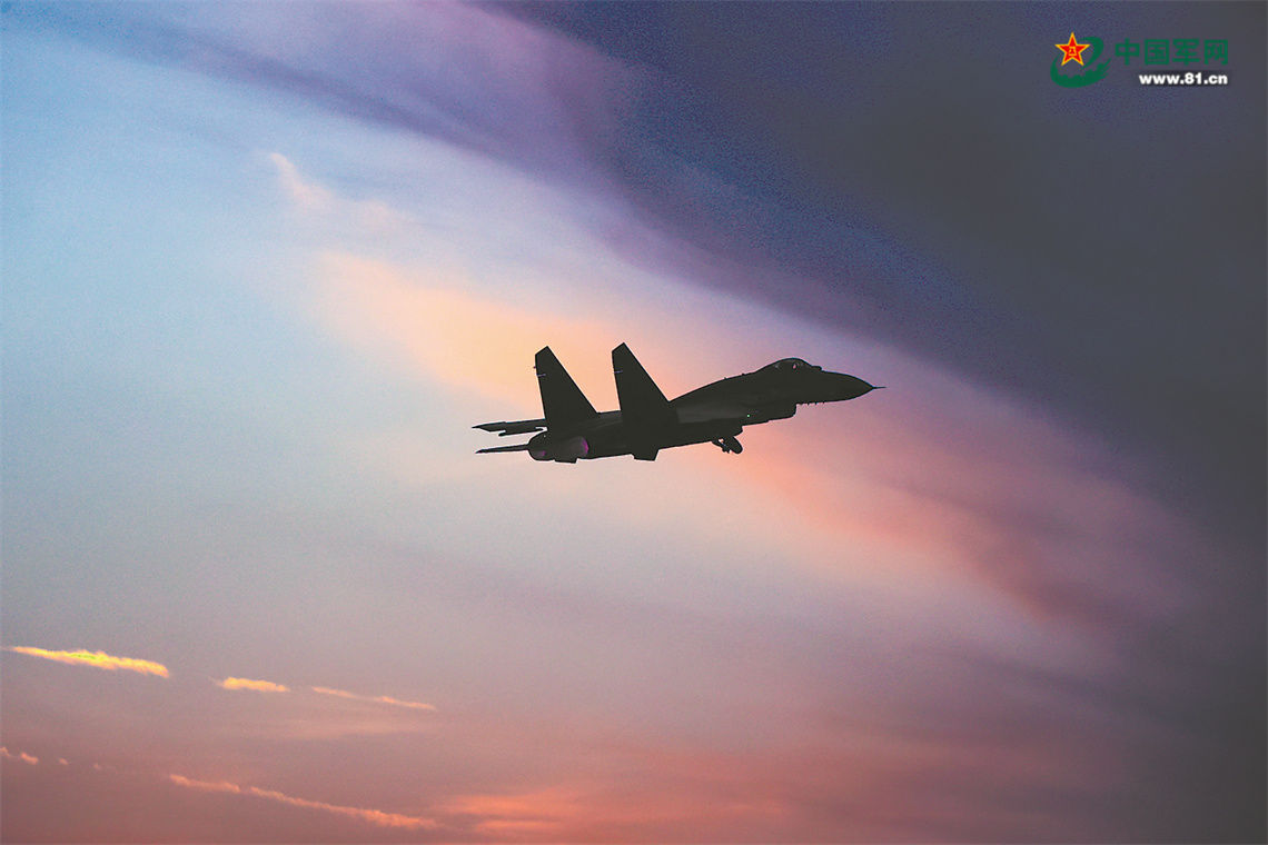 空军航空兵某旅实战化飞行训练影像：鹰击长空  鏖战云端