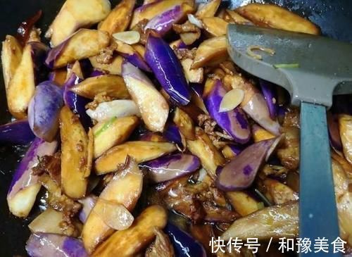 入味|炒茄子,最忌先放油炒,学会这样处理,茄子绵软入味,不黑不油腻