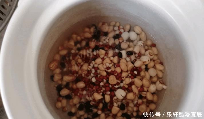 红豆杂粮粥|女生经常熬夜别忘多喝这粥,这几样补血的食材熬一锅,滋补又养发
