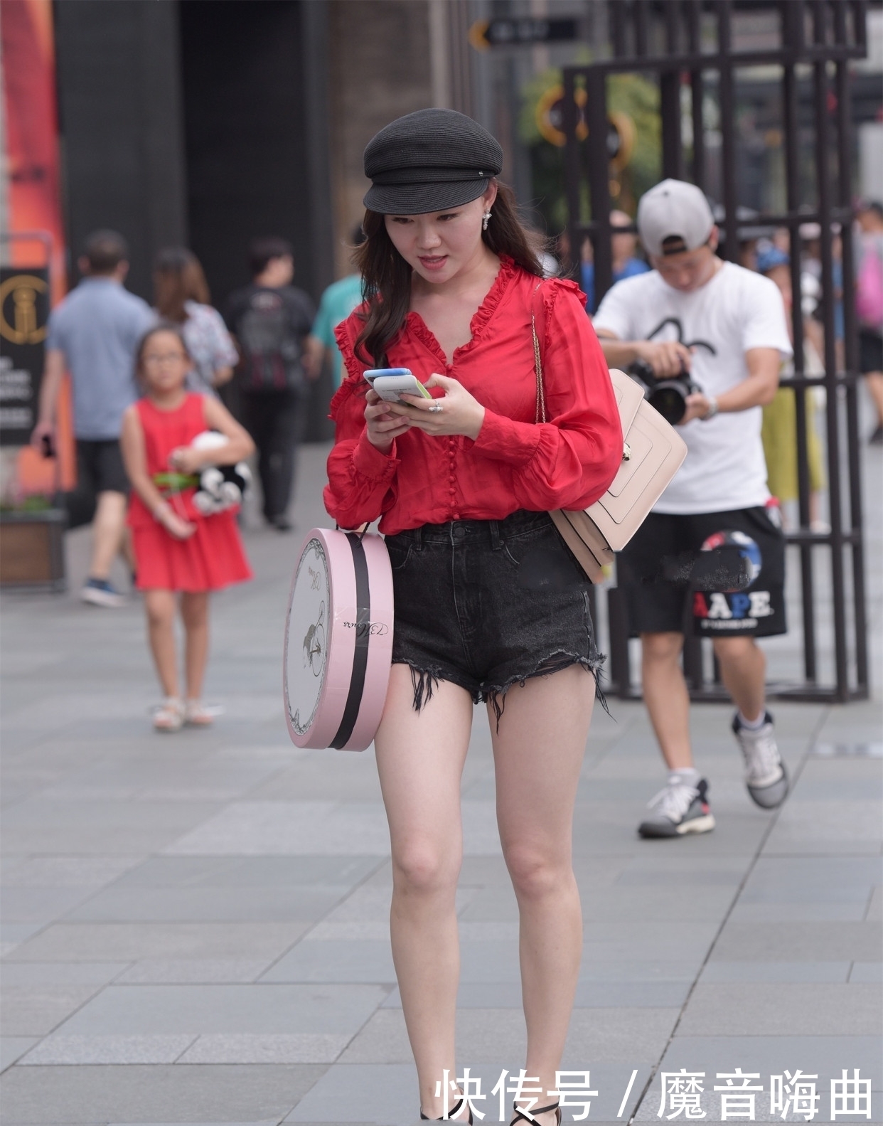 简单|衬衫搭配黑色裤子,简单大方,黑红配色显高级