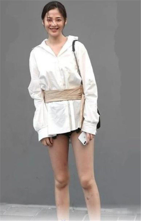 美女|身穿粉色连衣裙的小美女,长发披肩,身材玲珑有致