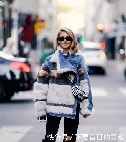 60岁梁安琪魅力不减,穿皮草配连衣裙时髦又贵气,不输老牌明星