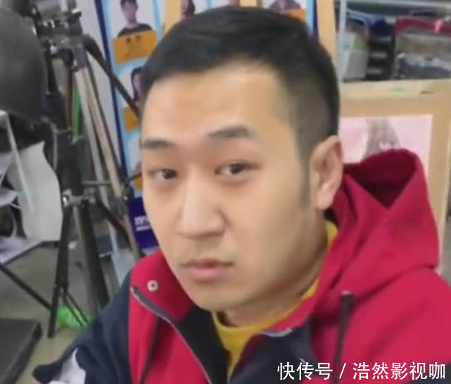 画室学$美术生为了上课睡觉，在眼镜片上画一双“眼睛”，老师差点被骗