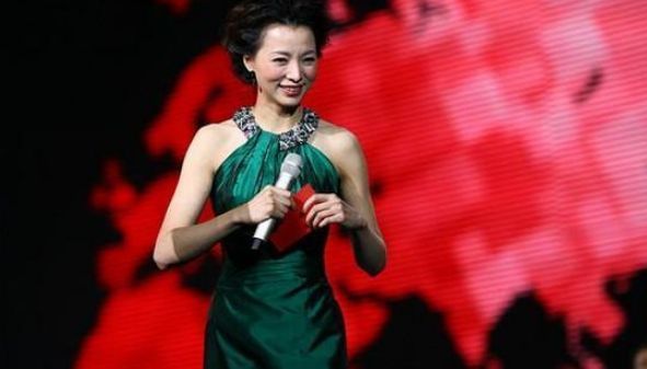 董卿为何连续四年缺席春晚,背后真正的原因是什么