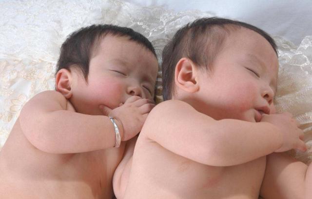 民警|龙凤胎姓“王”,爸爸给娃上户口时,民警看到名字忍不住竖大拇指