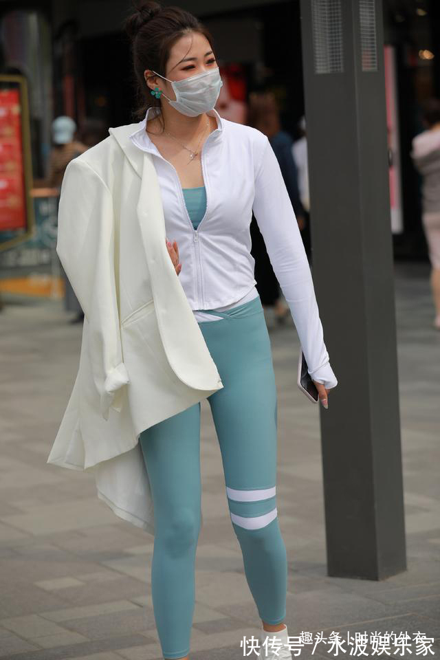 女生 秋日时尚,偶尔试试运动装,减龄个性还显身材