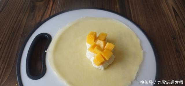 别买蛋糕了,平底锅就能做,半碗面粉一盒牛奶,轻松做出美味甜点!