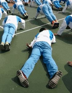 |搞笑GIF:太坑爹了,就这技术还出来赛车...