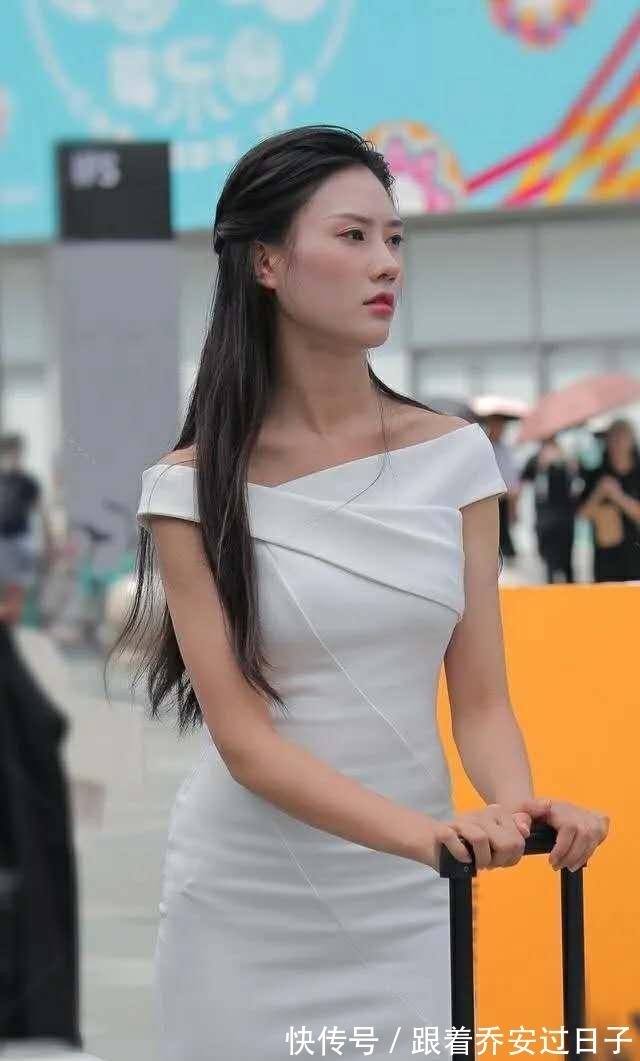 搭配 丰润多姿的连衣裙美女,露出迷人的小臂肌肤,又暖又美!