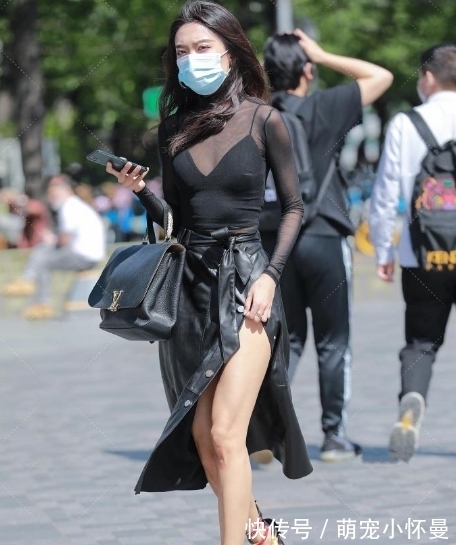 打扮|黑色上衣裹上一层纱网魅力十足,搭配一双“彩虹”恨天高美女打扮有点过头了