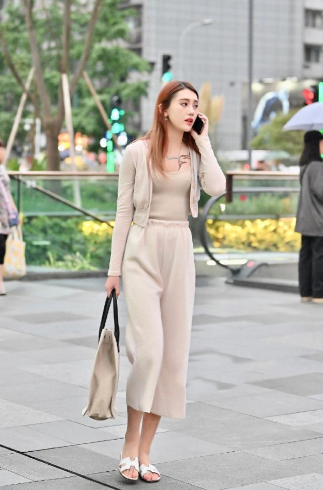 街拍:明眸善睐的美女,身穿连衣裙,时尚女性魅力风采