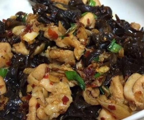  美食优选：腊肉炒花菜，红烧鸡翅，剁椒木耳炒鸡肉，西红柿肉酱烩豆腐