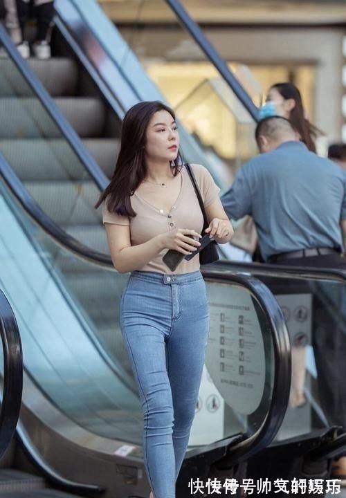 秋季 风靡一时的牛仔裤,如今却成了“烂大街”,依旧难掩修身与显瘦!