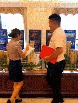 |搞笑GIF:这就有点看不懂了,同样是妹子,为什么她就那么优秀?