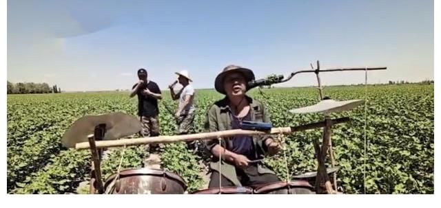 《点赞！达人秀》首播，新疆大叔自制架子鼓向爱妻表白引评委落泪