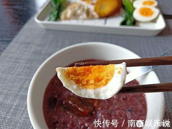 朋友圈|早餐全家只吃一盘菜,却在朋友圈走红,网友:生活高级,有品位