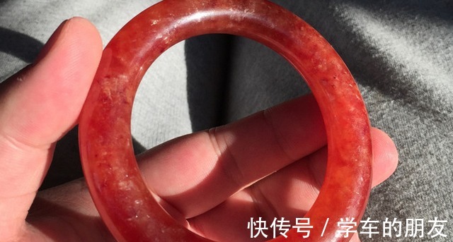 翡翠!自带“中国红”的红翡,拥有细腻的质地,应如何分辨天然红翡翠!