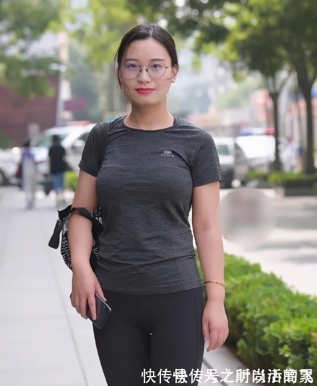 打底裤 黑色修身上衣搭配黑色打底裤,展现出温柔气质,休闲感十足