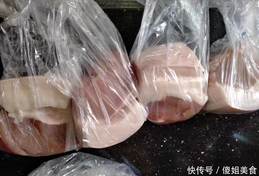 猪肉|从冰箱里拿出的冻肉,万不可加水泡,教你一招,吃起来跟鲜肉一样
