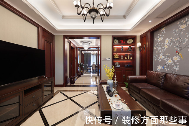 客厅|155平美式风三居室客厅望向餐厅整体红色调,让人感觉无比温馨