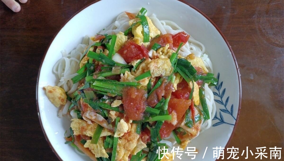 岳云鹏晒午餐,大热天饺子还是主角,一桌高碳水难怪长得壮实