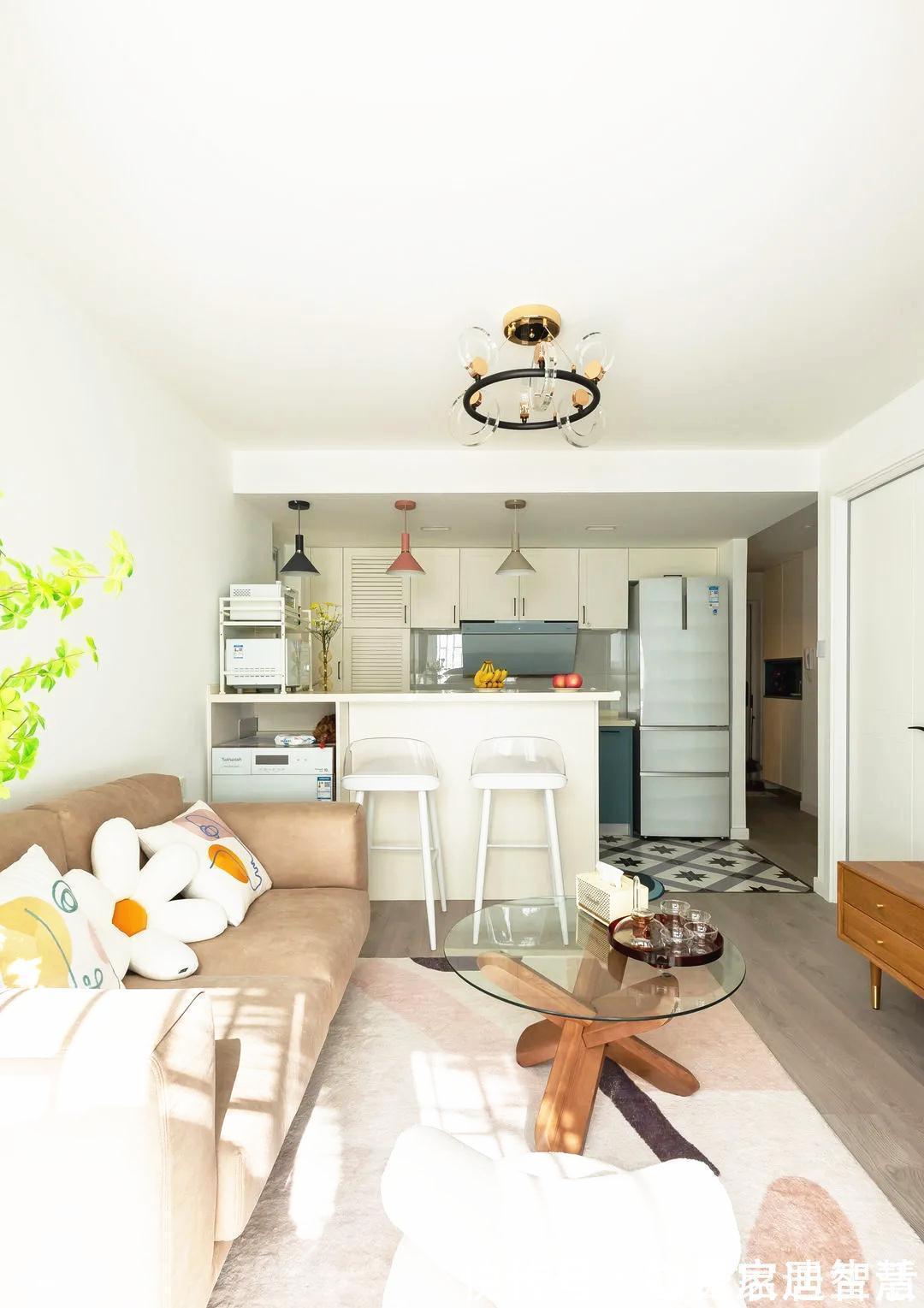 收纳|80㎡奇葩两房半户型,餐厨融合打造吧台当餐桌,主卧挤出衣帽间